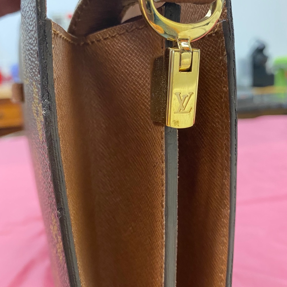 ๐ฏ Authentic Louis Vuitton Courcelles Body Bag ๐ - Picture 10 of 13
